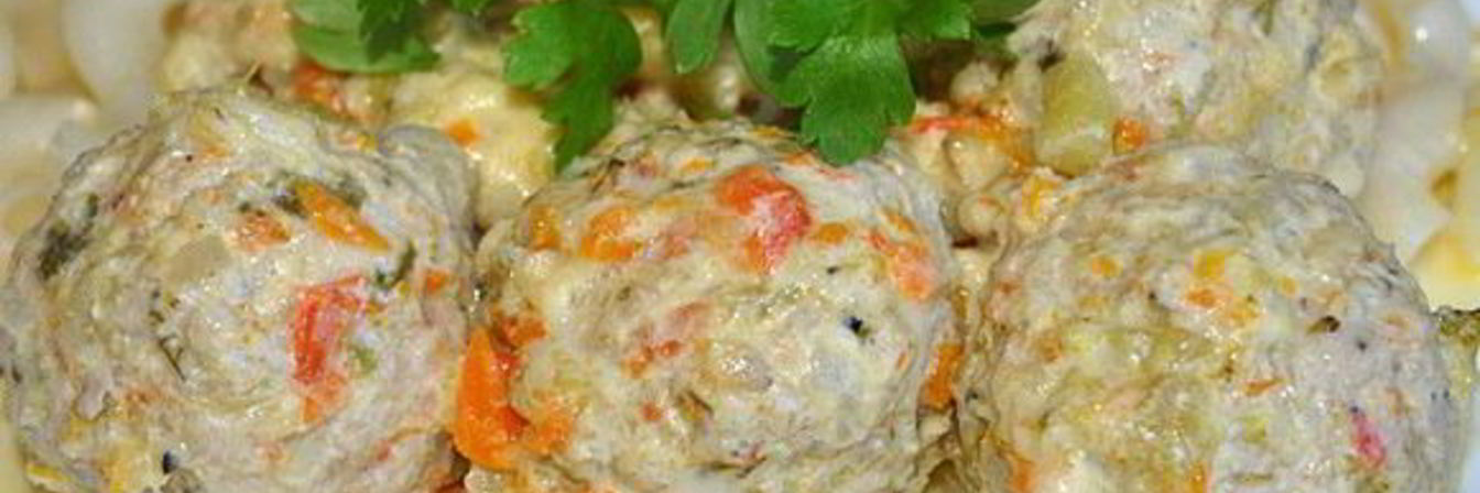 Тефтели из фарша с овощами в сметане