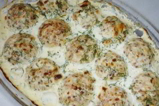 Тефтели из курицы и гречки в соусе