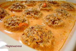 Тефтели с грибами, запеченные в духовке в томатно-сметанном соусе