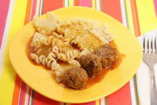 Тефтели с лапшой в томатном соусе