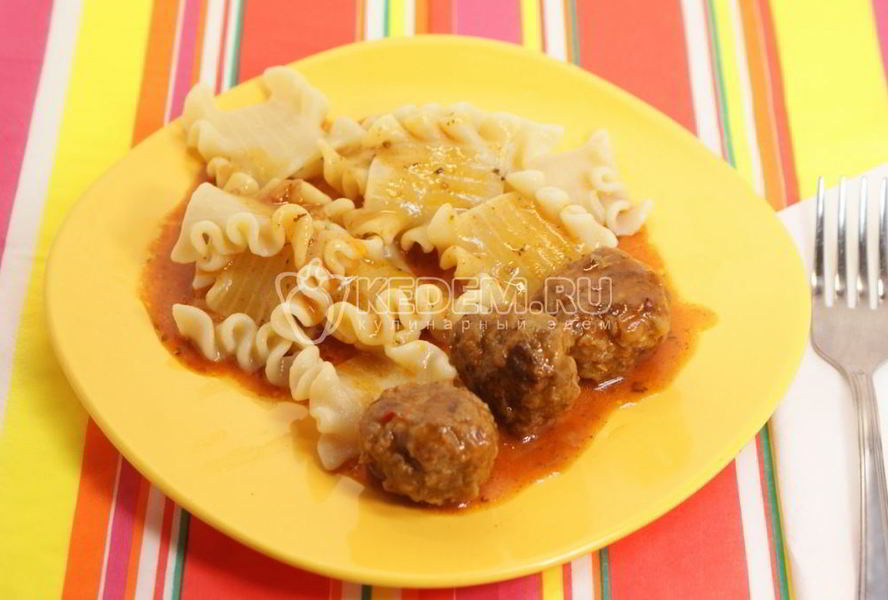 Тефтели с лапшой в томатном соусе