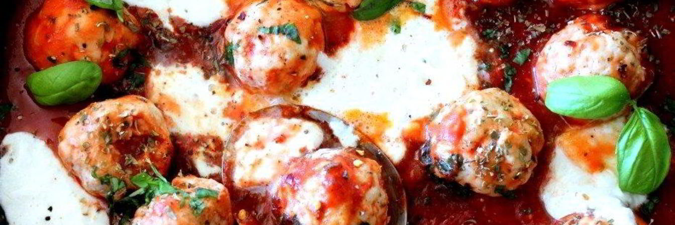 Тефтели с моцареллой в томатном соусе