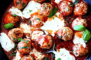 Тефтели с моцареллой в томатном соусе