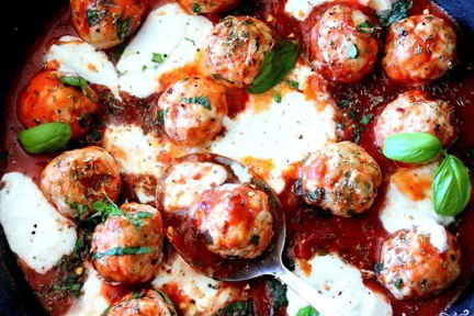 Тефтели с моцареллой в томатном соусе