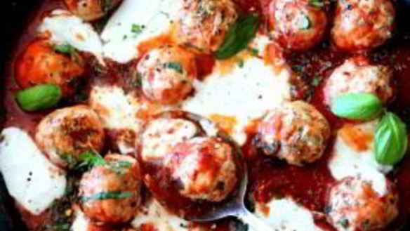 ШАГ 7. тефтели с моцареллой в томатном соусе