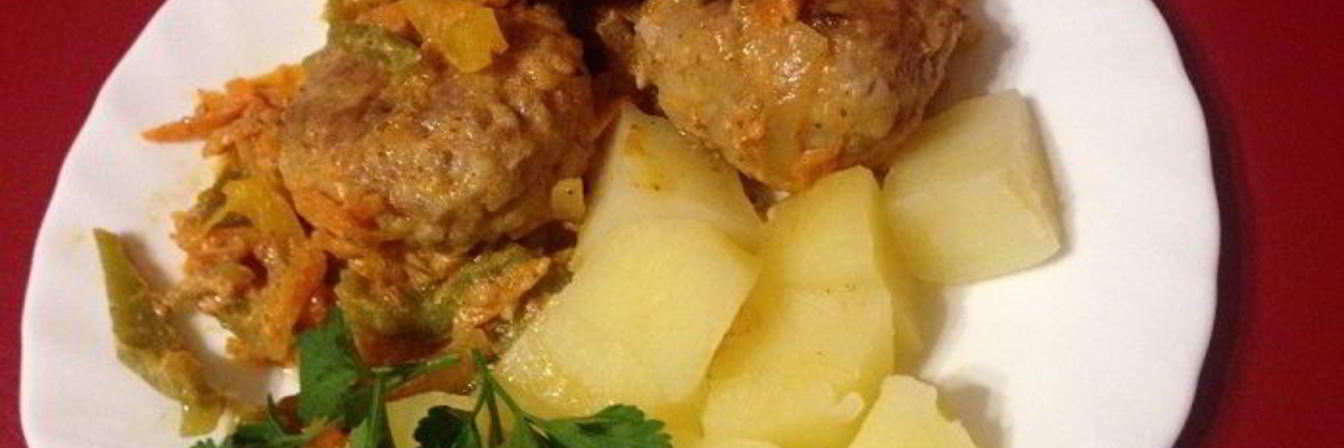 Тефтели с рисом и овощным соусом