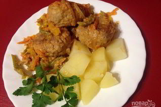 Тефтели с рисом и овощным соусом