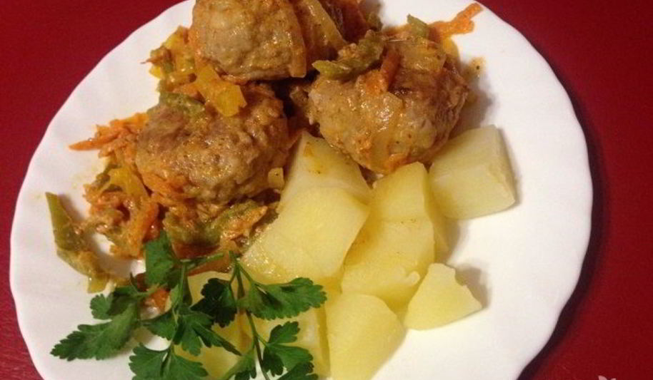 Рецепт тефтели с рисом и овощным соусом