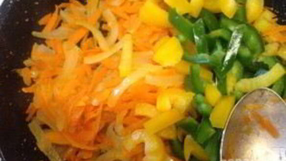 ШАГ 8. тефтели с рисом и овощным соусом