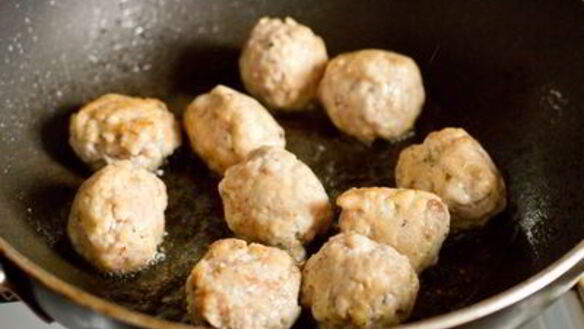 ШАГ 3. тефтели с соусом из шампиньонов