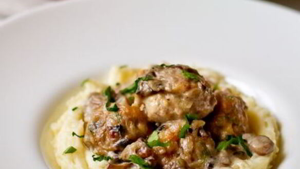 ШАГ 14. тефтели с соусом из шампиньонов