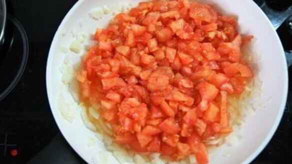 ШАГ 5. тефтели с сыром в соусе из томатов