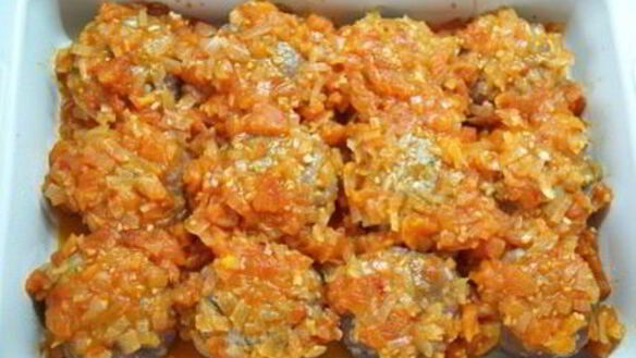 ШАГ 6. тефтели с сыром в соусе из томатов