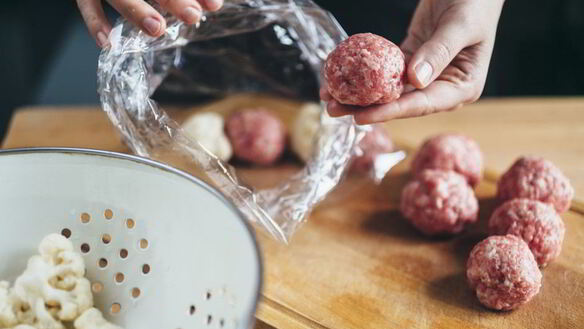 ШАГ 4. тефтели с цветной капустой в сливочно-томатном соусе