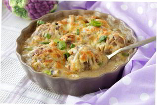 Тефтели в грибном соусе под сыром