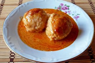 Тефтели в кастрюле с рисом в подливе