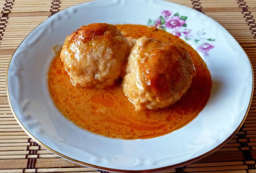 Тефтели в кастрюле с рисом в подливе