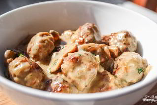 Тефтели в сливочно-грибном соусе