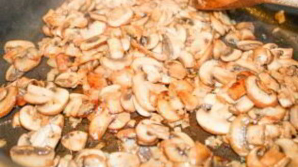 ШАГ 8. тефтели в сливочно-грибном соусе