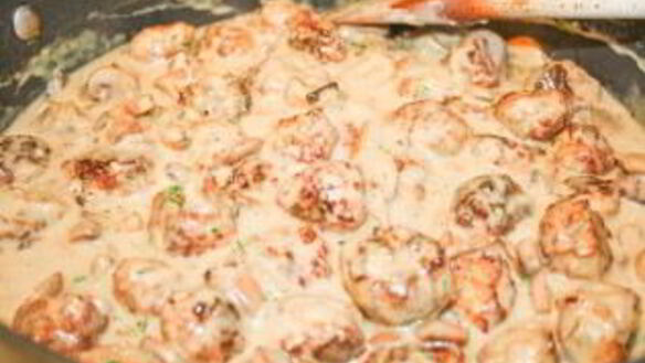 ШАГ 9. тефтели в сливочно-грибном соусе