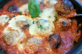 Тефтели, запеченные с моцареллой
