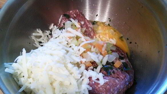 ШАГ 2. тефтели, запеченные с моцареллой