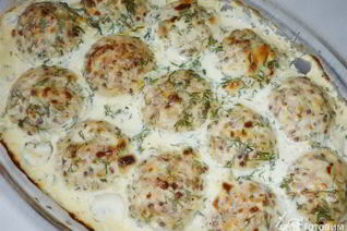 Тефтельки из курицы и гречки в соусе