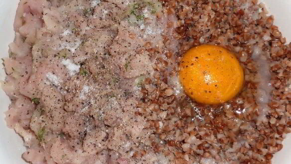 ШАГ 4. тефтельки из курицы и гречки в соусе