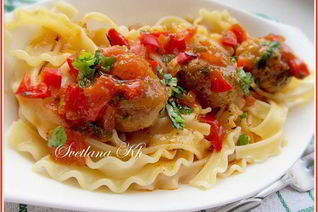 Тефтельки с пастой мафальдине в пикантном соусе