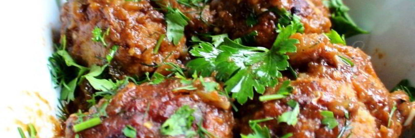 Тефтельки, запеченные в баклажанном соусе