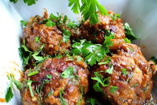 Тефтельки, запеченные в баклажанном соусе