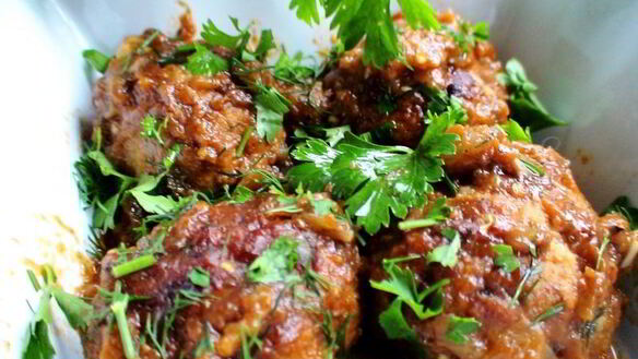 ШАГ 6. тефтельки, запеченные в баклажанном соусе