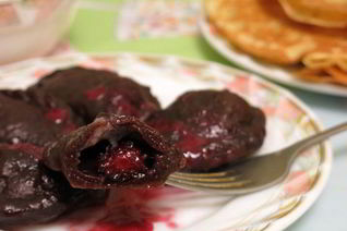 Шоколадные вареники с ягодами