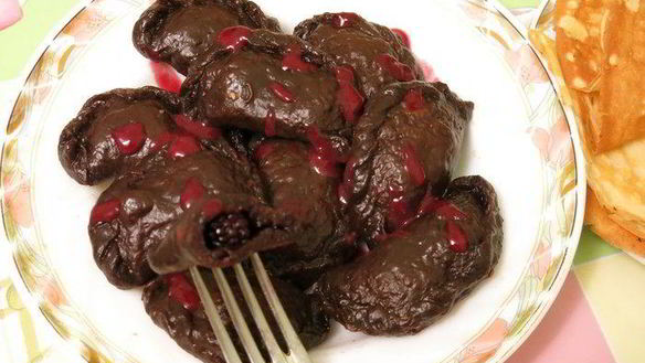 ШАГ 13. шоколадные вареники с ягодами