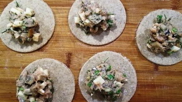 ШАГ 9. цельнозерновые вареники с тунцом и моцареллой