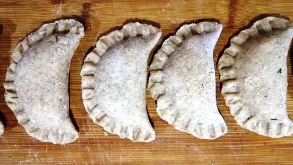 ШАГ 10. цельнозерновые вареники с тунцом и моцареллой