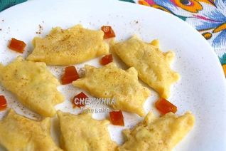 Вареники из картофельно-тыквенного теста с начинкой из рикотты и вишни