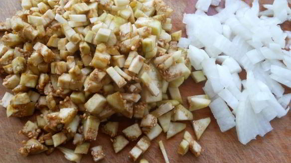 ШАГ 3. вареники из яичного теста с курицей и баклажанами