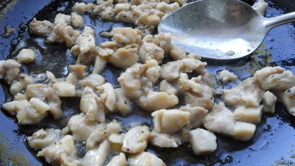 ШАГ 4. вареники из яичного теста с курицей и баклажанами