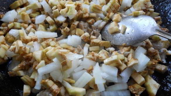 ШАГ 5. вареники из яичного теста с курицей и баклажанами