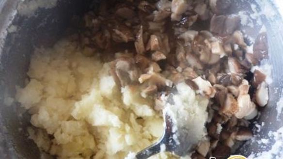 ШАГ 4. вареники с грибами