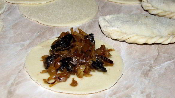 ШАГ 12. вареники с капустой, грибами и шкварками