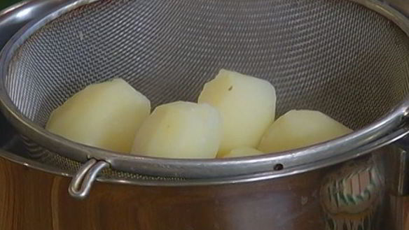 ШАГ 2. вареники с картофелем, беконом и укропом