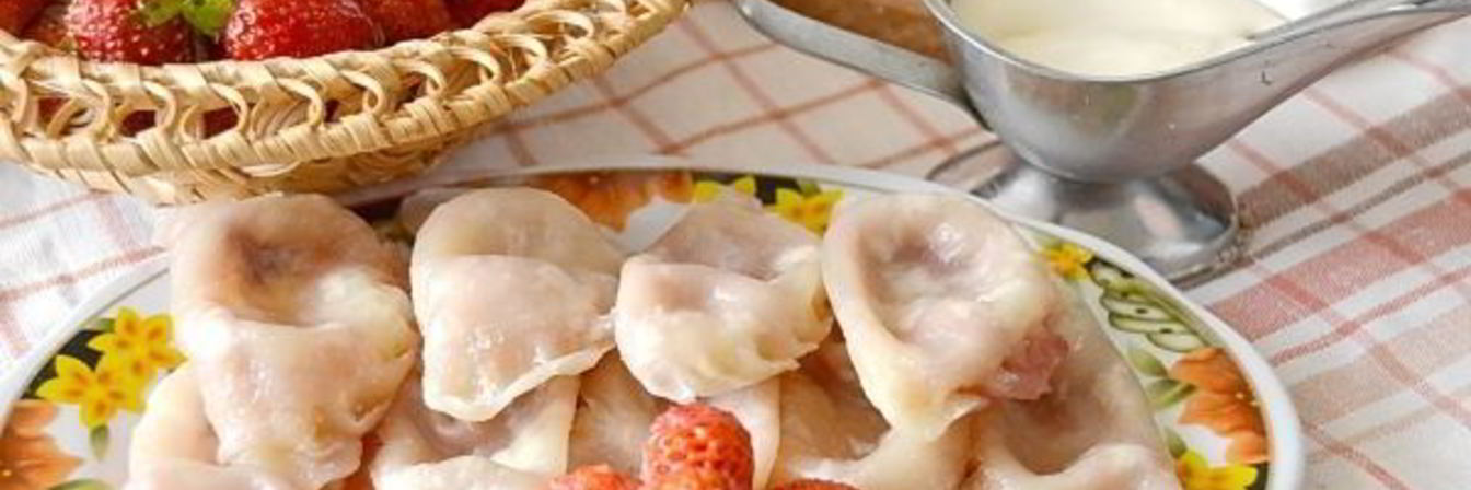 Вареники с клубникой на пару