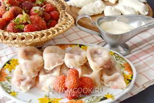 Вареники с клубникой на пару