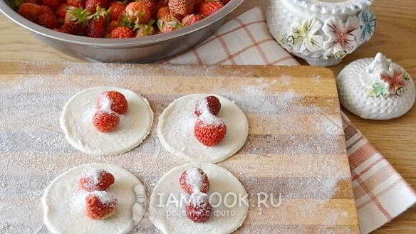 ШАГ 6. вареники с клубникой на пару
