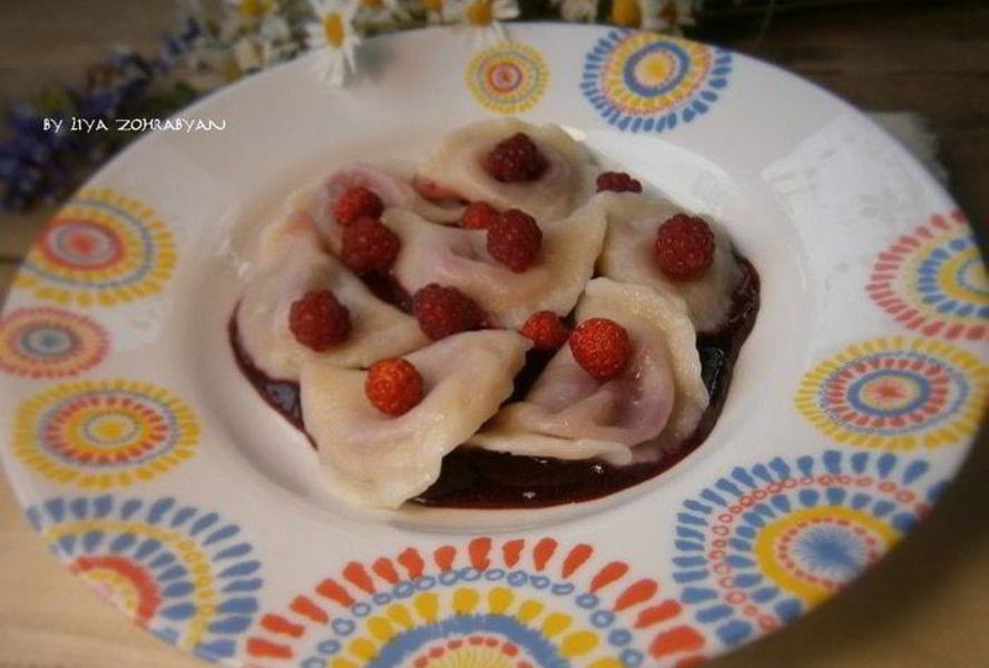 Вареники с вишней и ягодным соусом