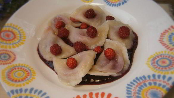 ШАГ 8. вареники с вишней и ягодным соусом