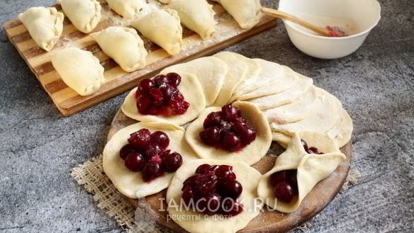 ШАГ 11. вареники с вишней на кефире с содой
