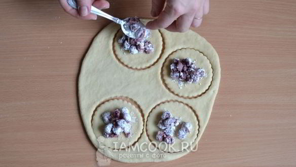 ШАГ 12. вареники с вишней на пару